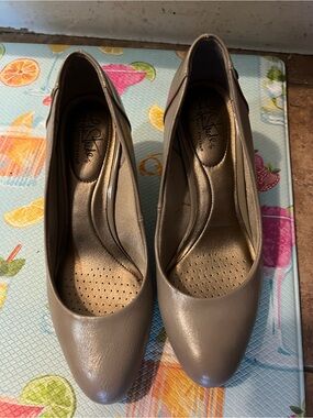 Life Stride Taupe Rounded-Toe Pump